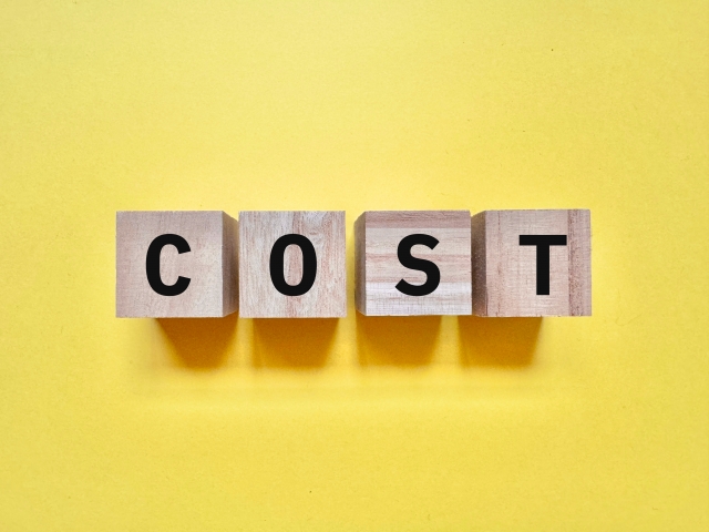 文字ブロックで「COST」